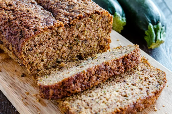 Zucchine appena sfornate e pane alla cannella — Foto Stock