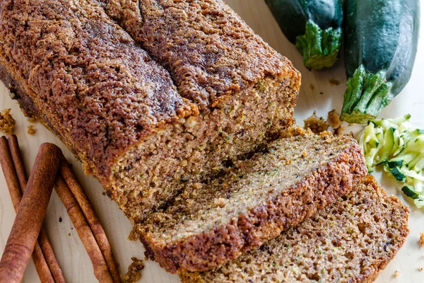 Zucchine appena sfornate e pane alla cannella — Foto Stock