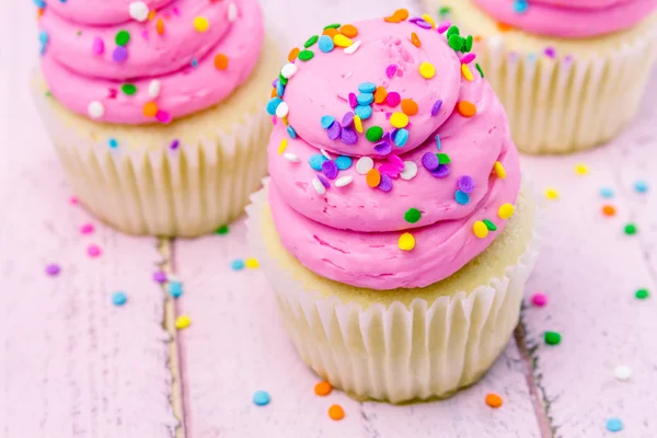 Cupcake di compleanno con glassa rosa — Foto Stock