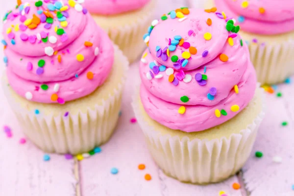 Cupcake di compleanno con glassa rosa — Foto Stock