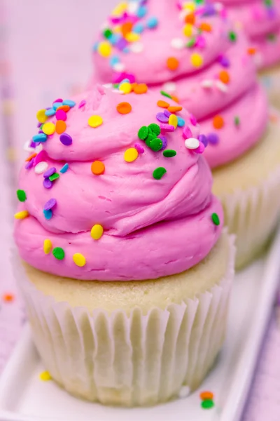 Cupcake di compleanno con glassa rosa — Foto Stock