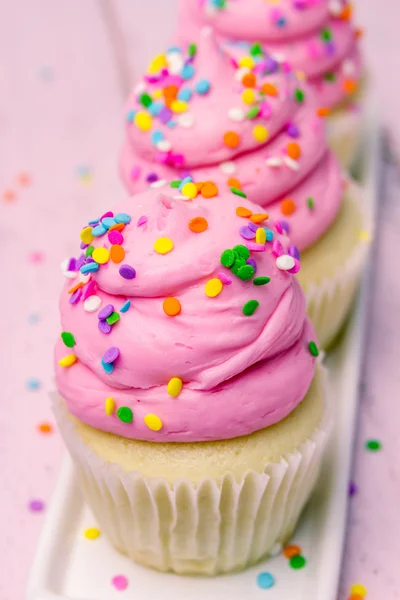 Cupcake di compleanno con glassa rosa — Foto Stock