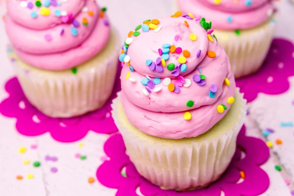 Cupcake di compleanno con glassa rosa — Foto Stock