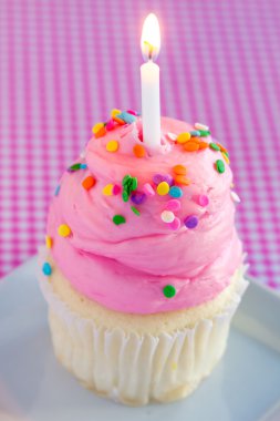pembe krema ve mum vanilyalı kek