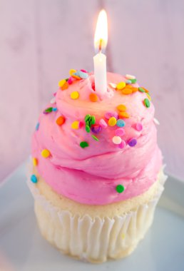 pembe krema ve mum vanilyalı kek
