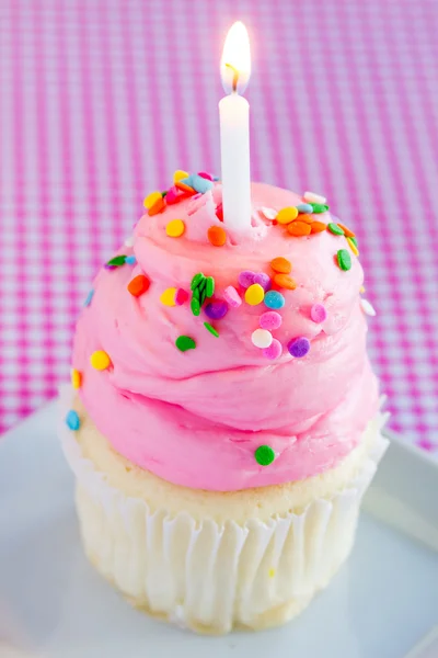 ピンクのフロスティングとキャンドル バニラ カップケーキ — ストック写真
