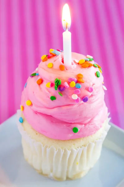 Cupcakes de baunilha com cobertura rosa e velas — Fotografia de Stock