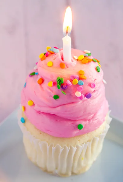 ピンクのフロスティングとキャンドル バニラ カップケーキ — ストック写真