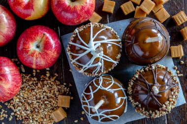 El ile fındık ve çikolata karamel elmalar daldırma