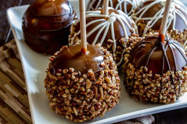 El ile fındık ve çikolata karamel elmalar daldırma
