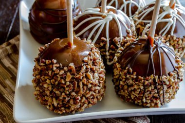 El ile fındık ve çikolata karamel elmalar daldırma