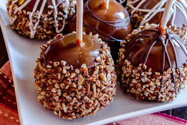 El ile fındık ve çikolata karamel elmalar daldırma