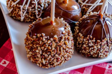 El ile fındık ve çikolata karamel elmalar daldırma