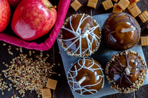 Hand eingetauchte Karamell-Äpfel mit Nüssen und Schokolade — Stockfoto