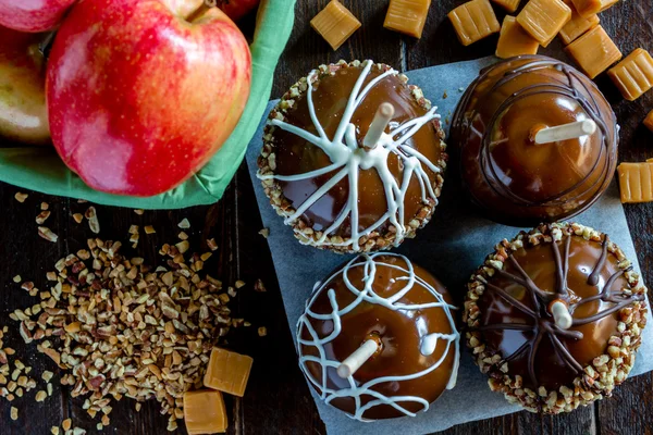 手蘸与坚果和巧克力焦糖苹果 — 图库照片