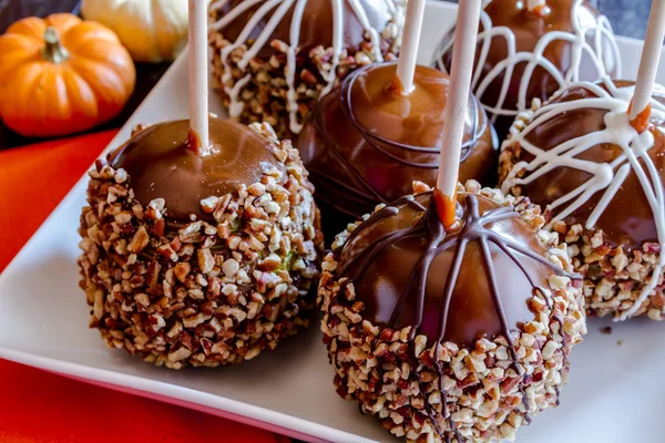 Hand gedimde karamel appels met noten en chocolade — Stockfoto