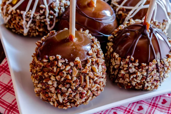 Hand doppade sockerkulör äpplen med nötter och choklad — Stockfoto