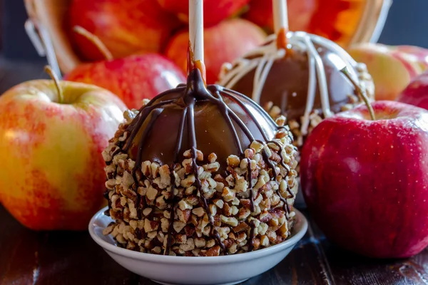 Hand doppade sockerkulör äpplen med nötter och choklad — Stockfoto
