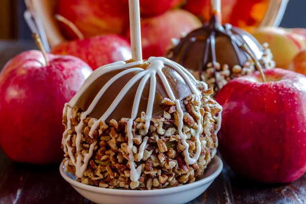 El ile fındık ve çikolata karamel elmalar daldırma — Stok fotoğraf