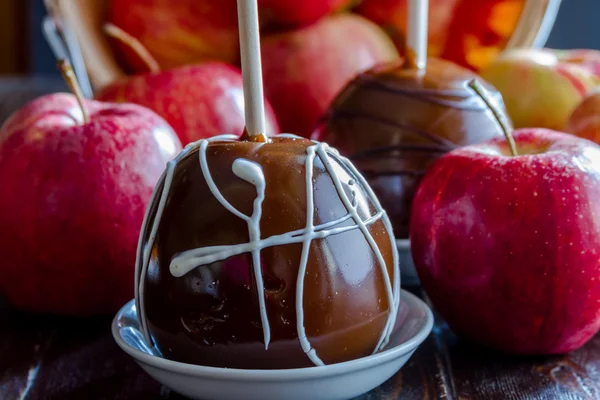 Hand doppade sockerkulör äpplen med nötter och choklad — Stockfoto