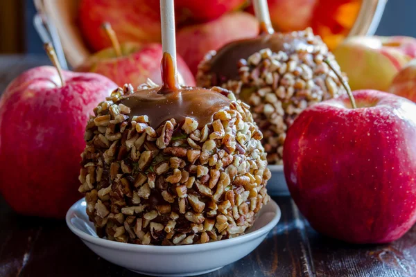 Hand doppade sockerkulör äpplen med nötter och choklad — Stockfoto