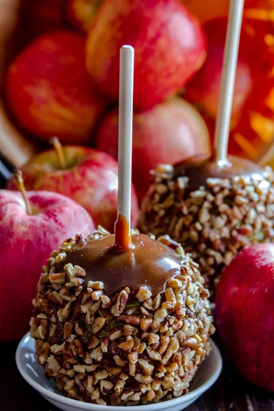 Hand doppade sockerkulör äpplen med nötter och choklad — Stockfoto