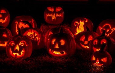 Mum ışıklı Halloween Pumpkins