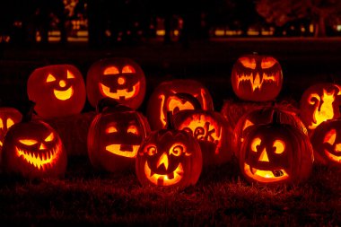 Mum ışıklı Halloween Pumpkins