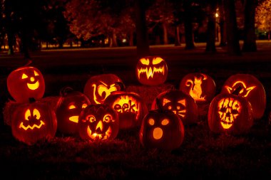 Mum ışıklı Halloween Pumpkins