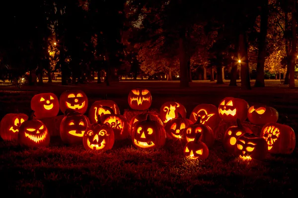 Angezündete Halloween-Kürbisse mit Kerzen — Stockfoto