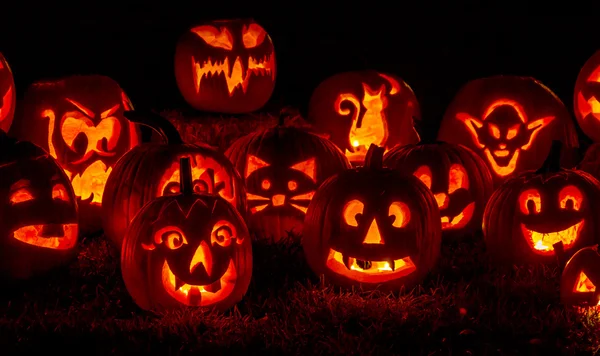 Upplysta Halloweenpumpor med ljus — Stockfoto