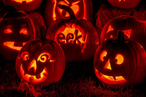 Calabazas de Halloween iluminadas con velas — Foto de Stock