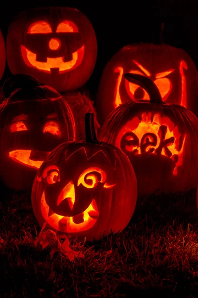 Calabazas de Halloween iluminadas con velas — Foto de Stock