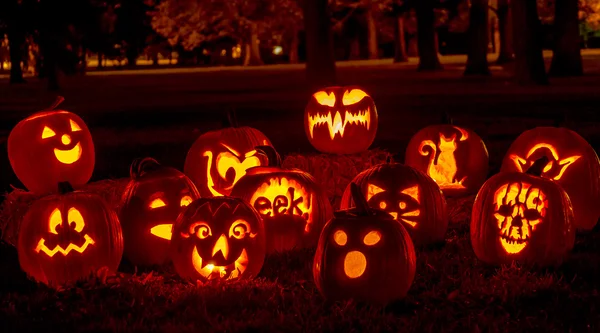 Osvětlené Halloween dýně se svíčkami — Stock fotografie