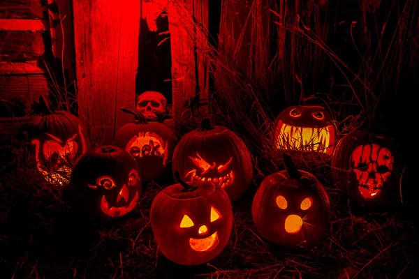 Abóboras de Halloween iluminadas com velas — Fotografia de Stock