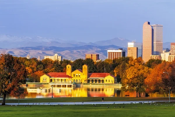 Denver Skyline im Herbst aus dem Stadtpark — Stockfoto