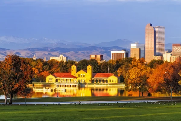Denver Skyline im Herbst aus dem Stadtpark — Stockfoto