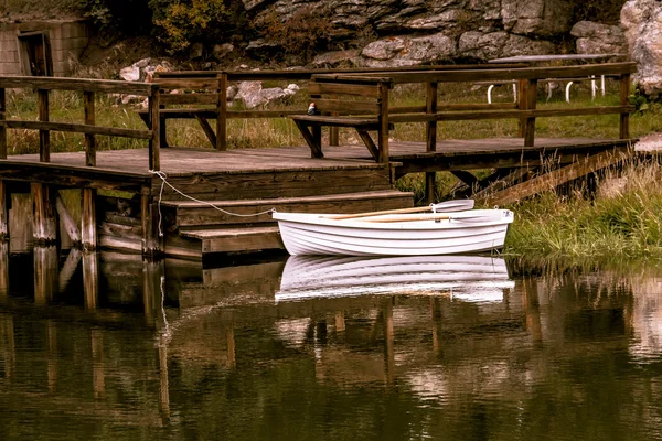 Piccola barca a remi seduta nello stagno — Foto Stock