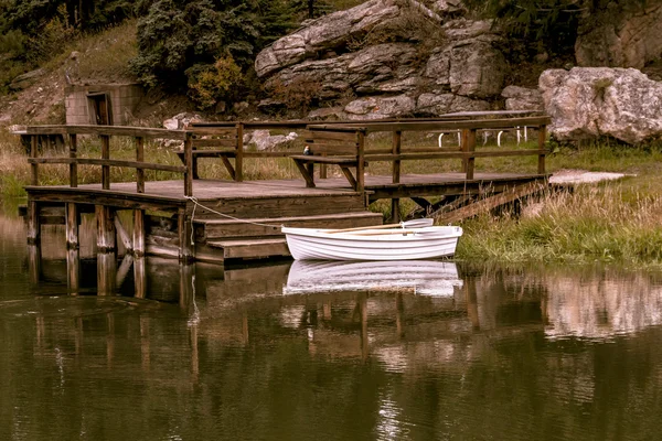 Small row boat sitting in pond — Stock Photo, Image