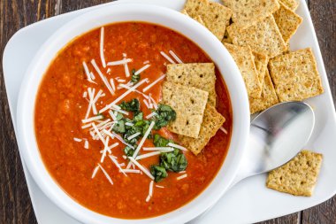 Taze ev yapımı domates çorbası