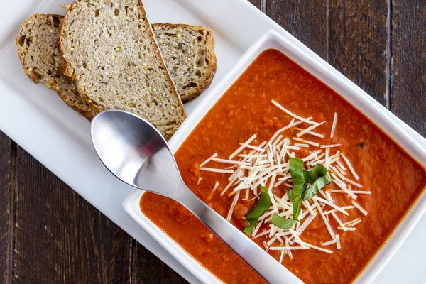 Čerstvé domácí rajčatová polévka — Stock fotografie