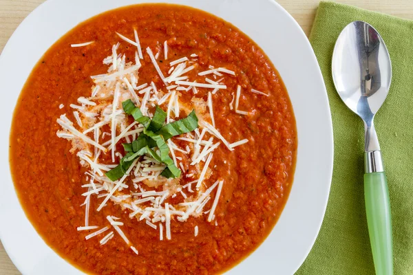 Färsk hemlagad tomatsoppa — Stockfoto