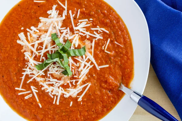 Čerstvé domácí rajčatová polévka — Stock fotografie