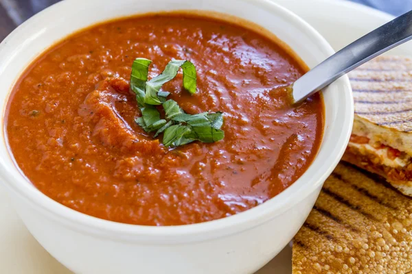 Свежий томатный суп — стоковое фото