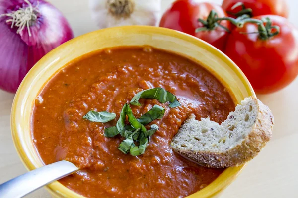 新鮮な自家製トマトのスープ — ストック写真
