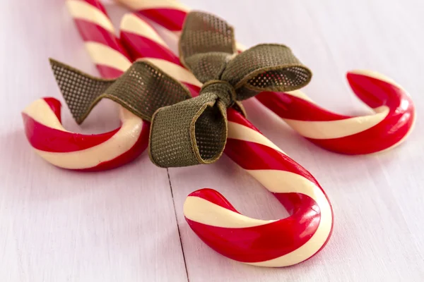 Canas de caramelo de Navidad y palitos de menta —  Fotos de Stock