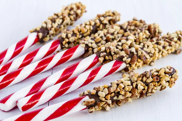 Choklad täckt pepparmynta pinnar med nötter — Stockfoto