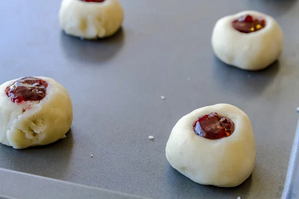 Hornear galletas en la cocina casera —  Fotos de Stock