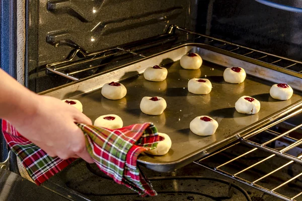 Hornear galletas en la cocina casera — Foto de Stock