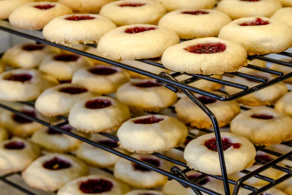 Fazendo de biscoitos de impressão digital de framboesa — Fotografia de Stock